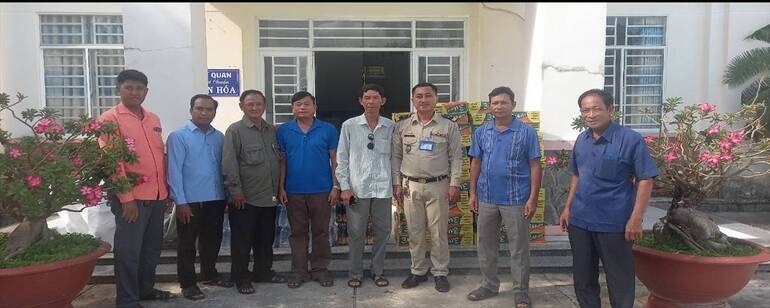 UBND Xã Vĩnh Gia tặng quà cho UBND xã Tà Ô huyện Kirivong