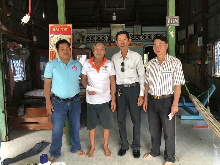 Ông Ngô Kim Sơn - BT đảng uỷ Vĩnh Gia thăm và tặng quà gia đình chính sách