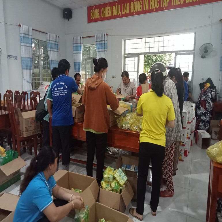 Ảnh: cấp phát quà