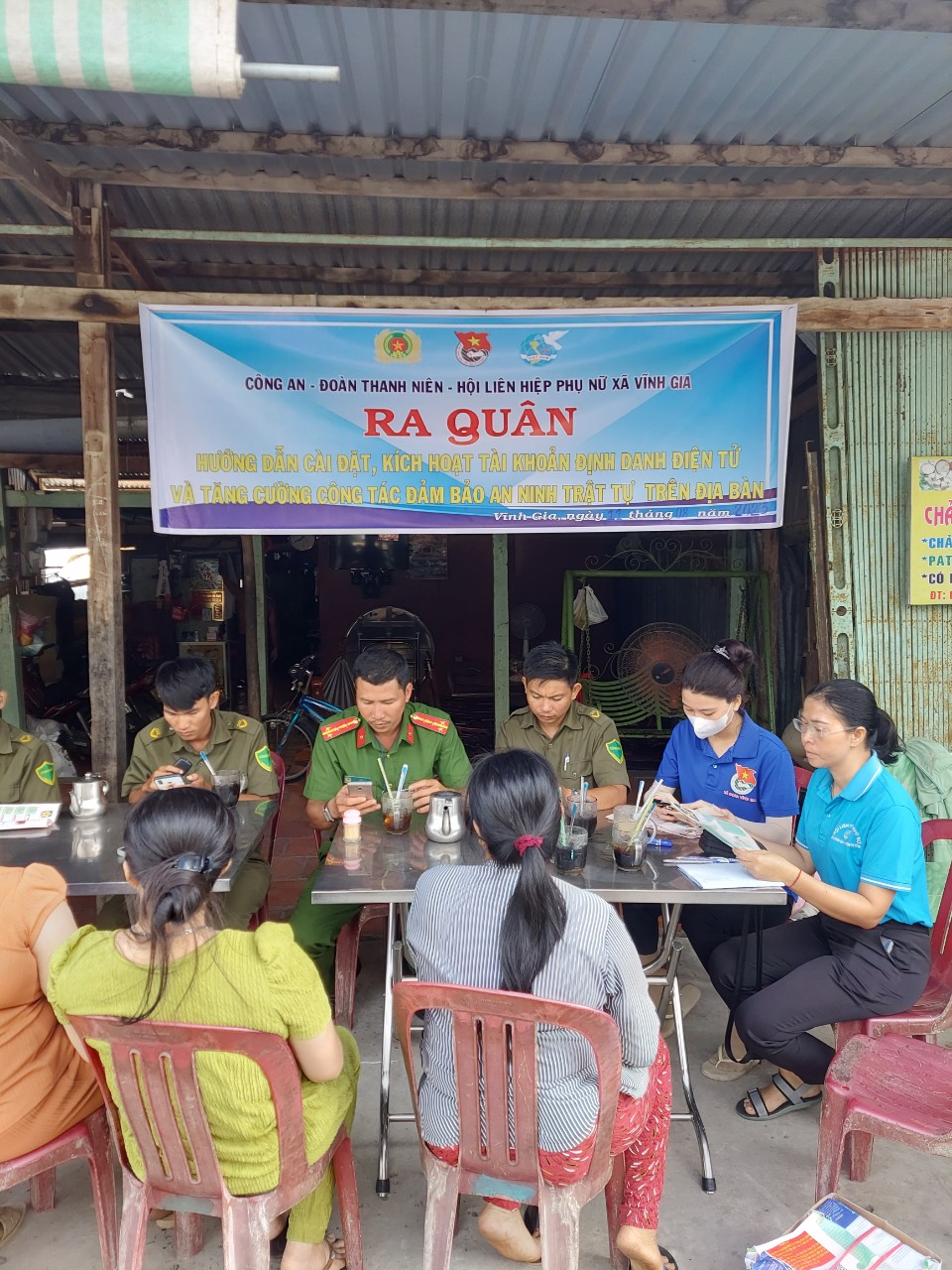 Công an cùng các ngành hỗ trợ cài định danh điện tử